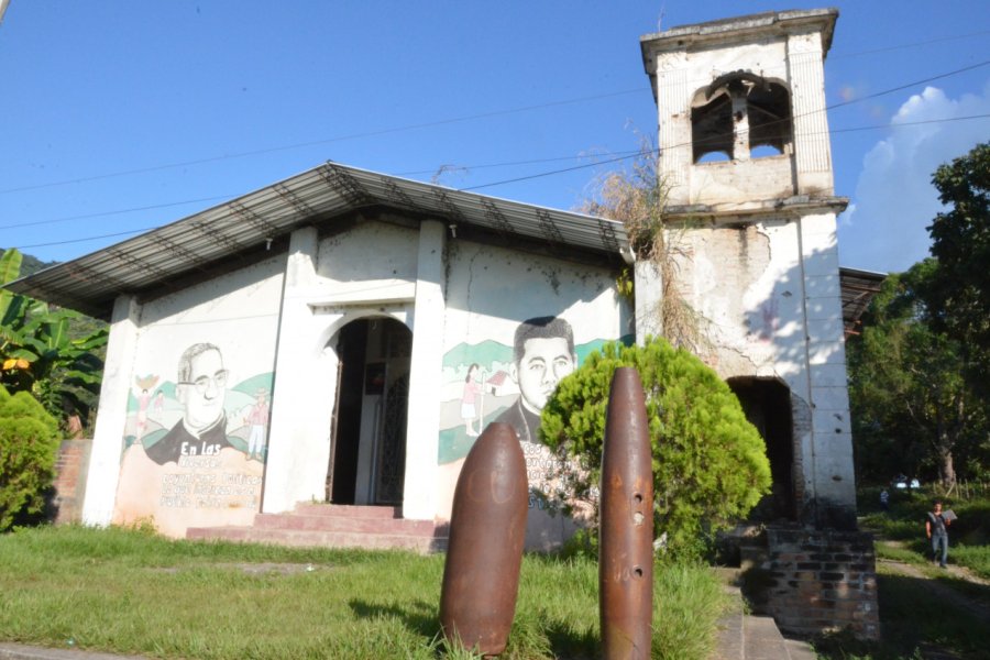 Ancienne façade criblée de balles de l'église de Cinquera. Caroline DHERBEY