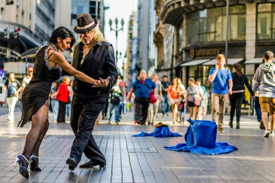Danceurs de tango dans les rues de Buenos Aires. Alexandr Vorobev - Shutterstock.com