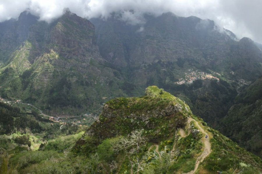 En partance de Encumeada. Vue sur la vallée des nonnes depuis le col Boca do Cerro. Ludovic DE SOUSA