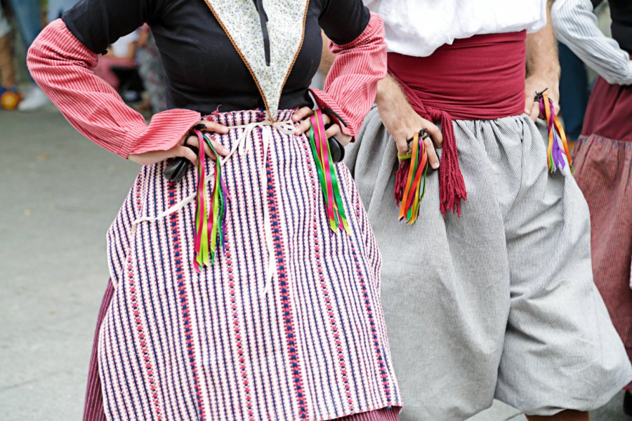 Costumes de danse traditionnels. Raquel Pedrosa - Shutterstock.com