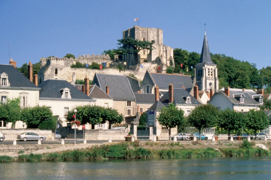 Le donjon, l'église Sainte-Croix et le village au bord du Cher - Montrichard OLIVIER.BOST - XILOPIX