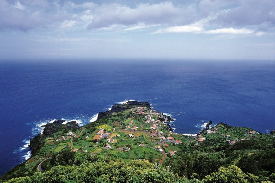Vue de la côte de São Jorge. Associação de Turismo dos Açores