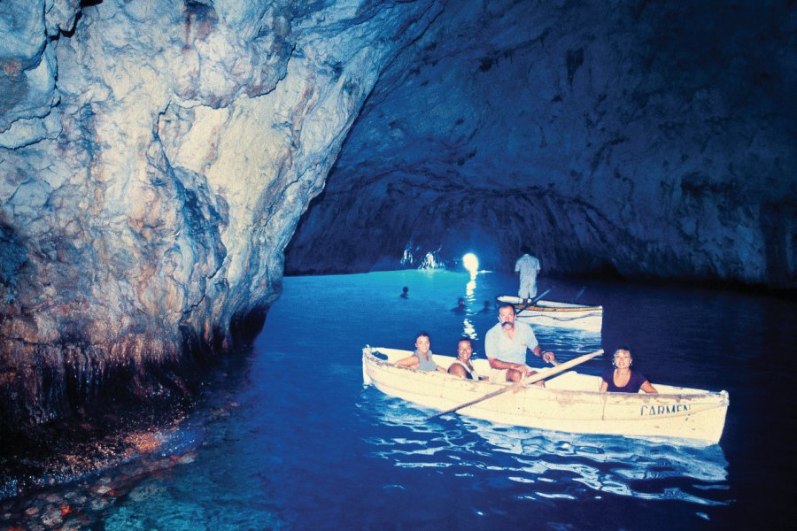 La grotte Bleue, piscine privée des empereurs romains et joyau touristique de l'île. Azienda Autonoma Cura Soggiorno e Turismo Isola di Capri