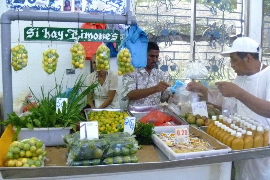 Citrons et sauces piquantes au marché au poissons. Nicolas LHULLIER