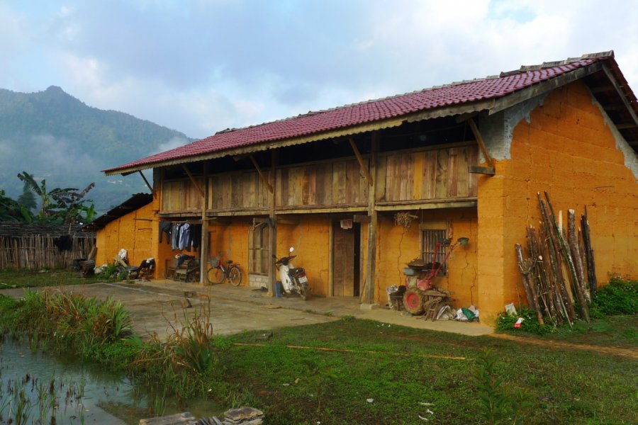 Maison en terre battue, village de Nam Dam. Ann-My Varella
