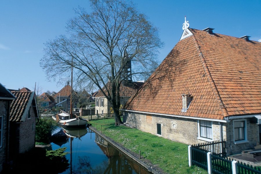 Maisons près d'un canal d'Hindeloopen. H.Fougère - Iconotec