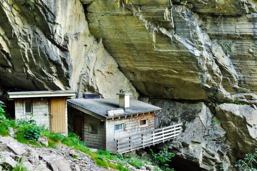GROTTE NATURELLE (SCHAUHÖHLE ENTRISCHE KIRCHE)