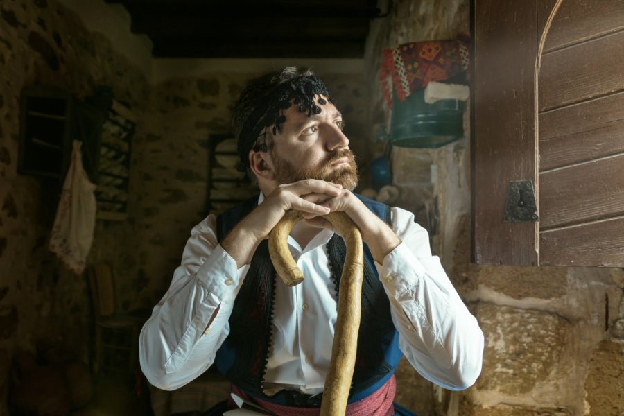 Homme en habits traditionnels. Veniamakis Stefanos-Shutterstock.com