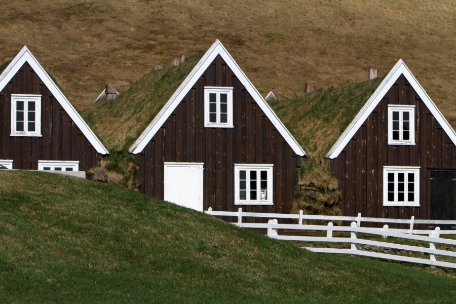 Maisons couvertes d'herbe sur la route d'Isafjörður. Stéphan SZEREMETA