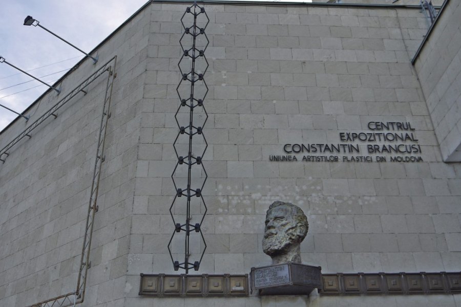 Entrée du Centre d'Exposition Constantin Brăncuşi. Mila PRELI