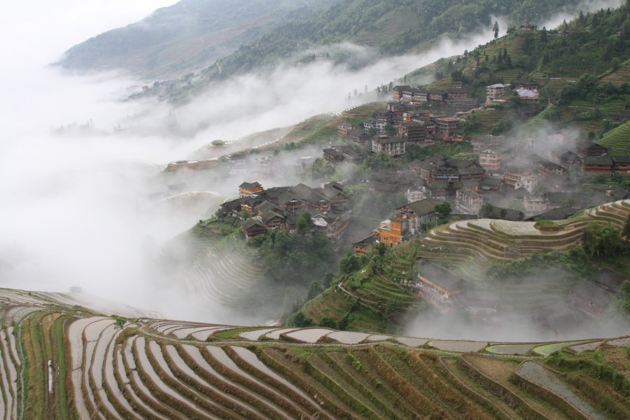 Le village de Ping'an dans la brume. Barthélémy COURMONT
