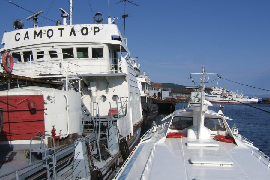 Bateaux de pêche dans le port de Listvianka Stéphan SZEREMETA