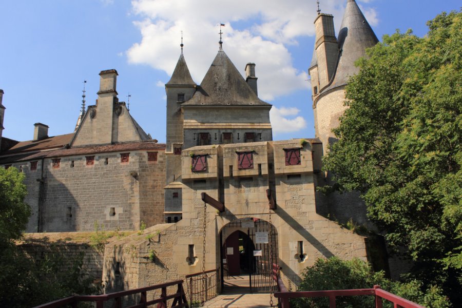 Château de La Rochepot. helenedevun / Adobe Stock