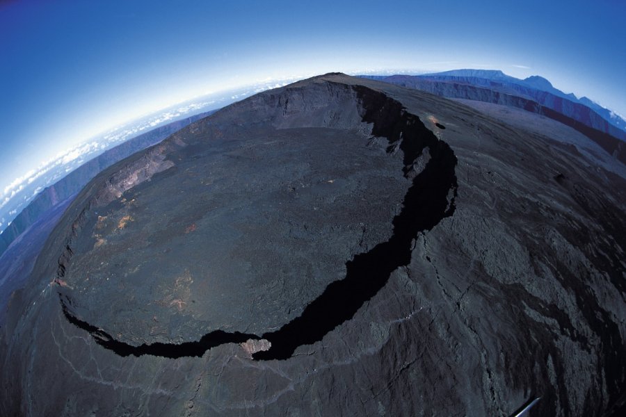 Survol du cratère du Piton de la Fournaise. Atamu RAHI - Iconotec