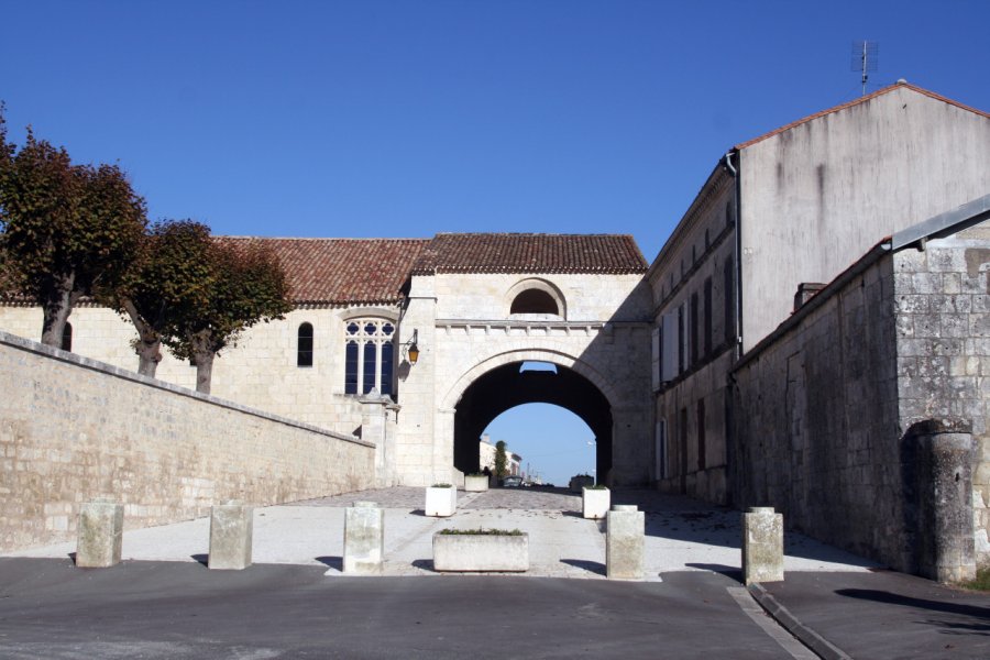 L'HÔPITAL DES PÈLERINS ET SON JARDIN MÉDIÉVAL