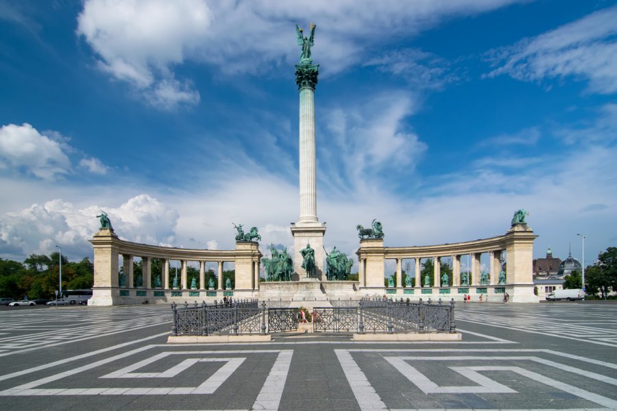 PLACE DES HÉROS (HŐSÖK TERE)