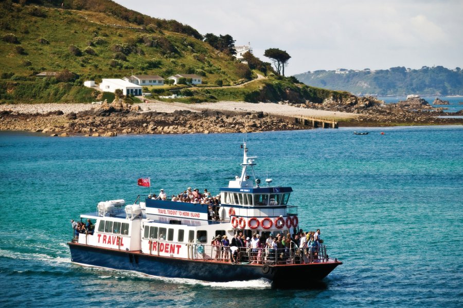 Herm Travel Trident devant l'île de Jethou. Images courtesy of VisitGuernsey / Chris George