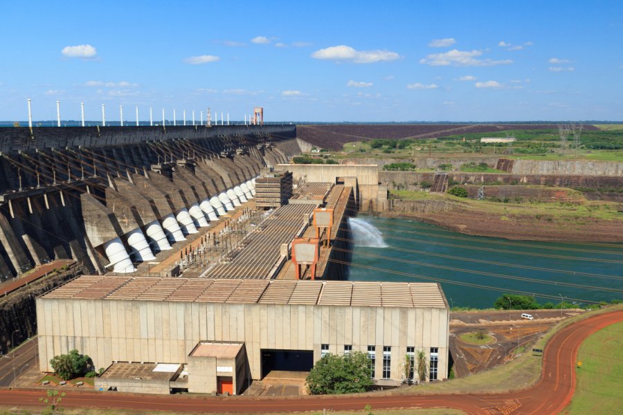 BARRAGE ET USINE HYDROÉLECTRIQUE D'ITAIPU