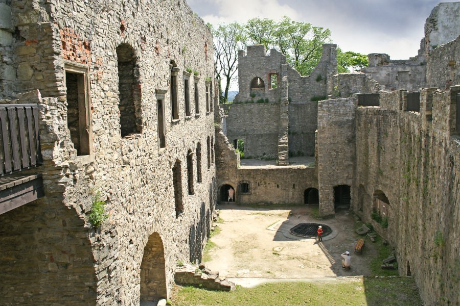 CHÂTEAU DE HUKVALDY (HRAD)