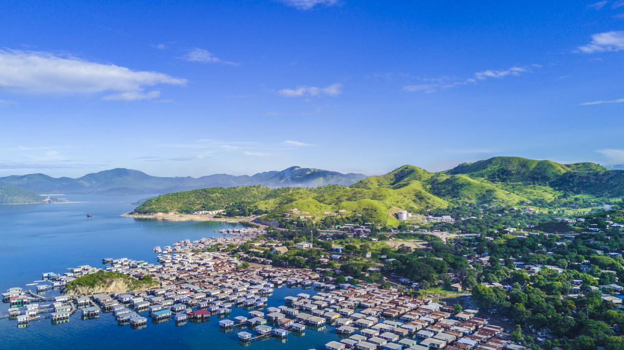 Vue aérienne sur Port Moresby.