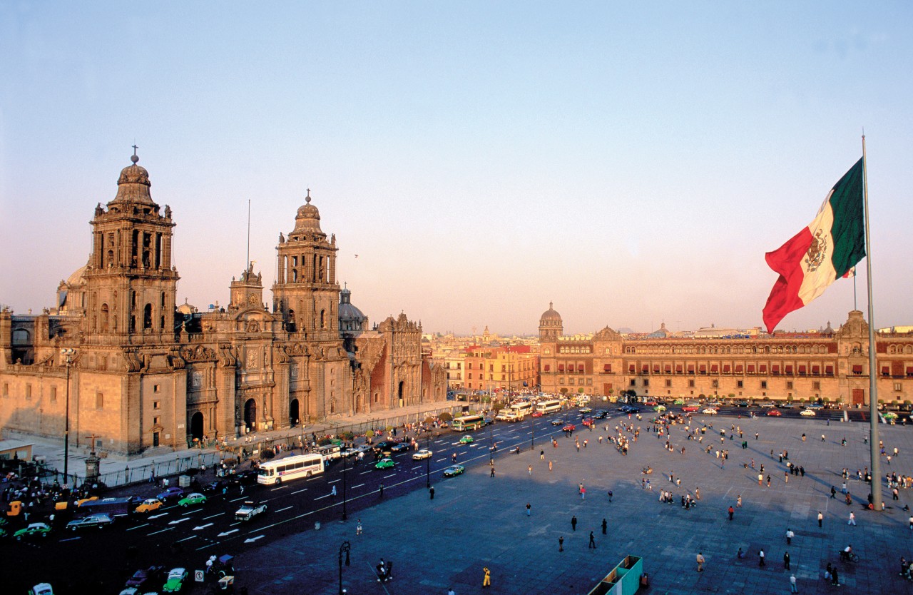 Plaza de la Constitución (El Zócalo) bordée par la cathédrale de Mexico.