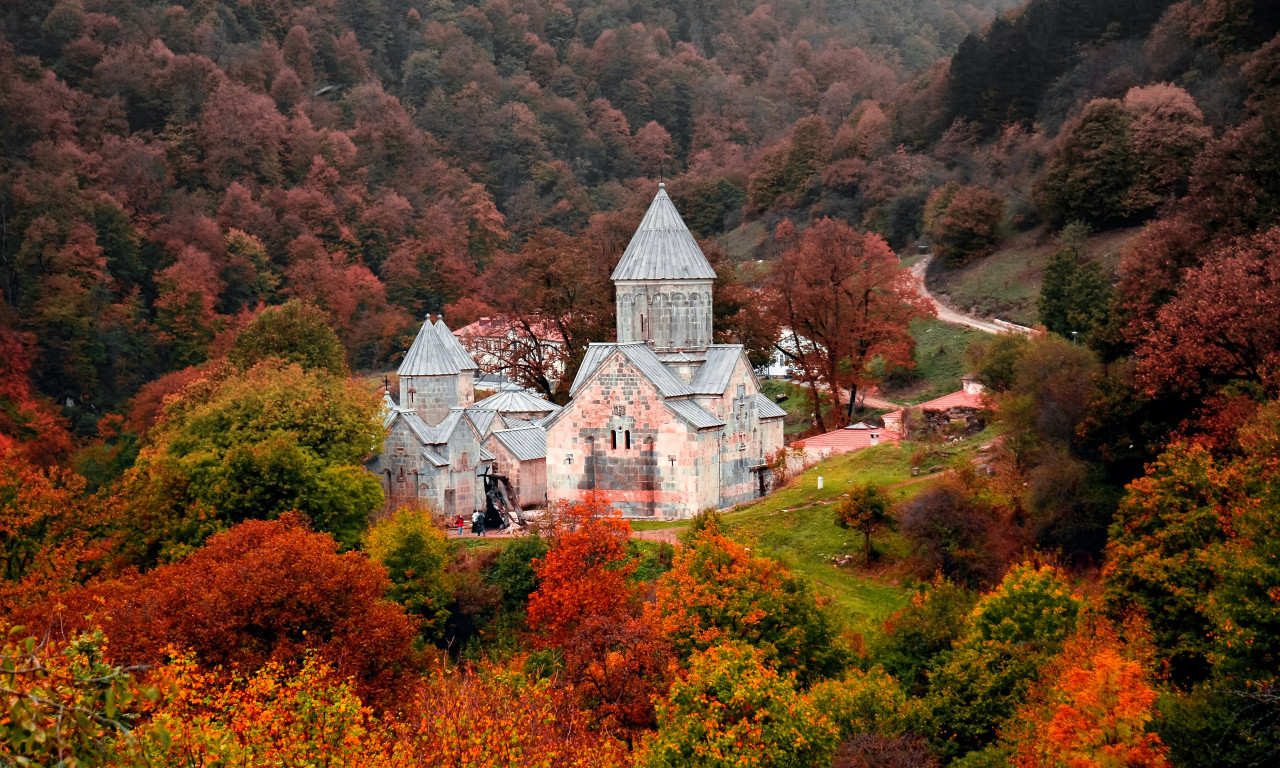 Vue sur le monastère de Haghartsin, qui se trouve dans le parc national de Dilidjan.