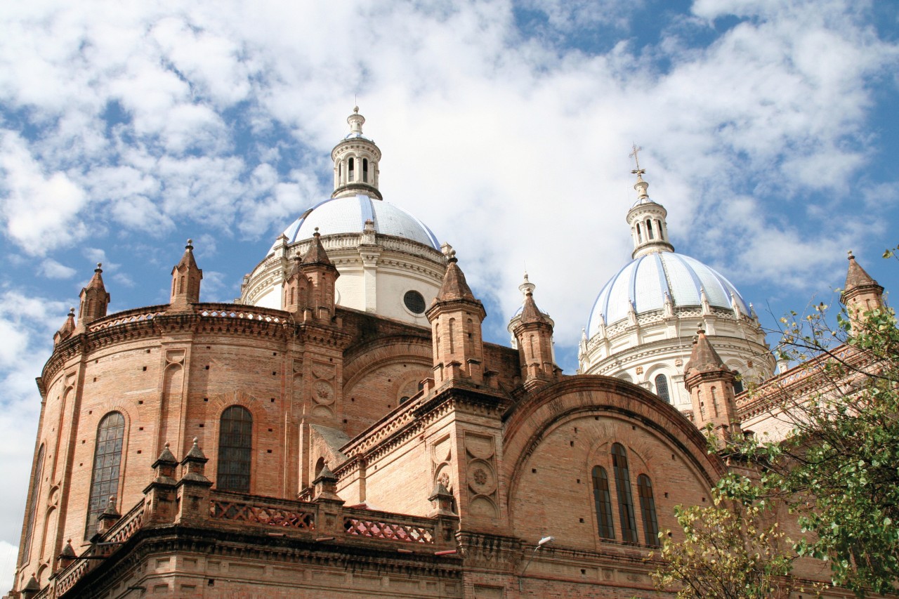 Les coupoles bleues de la nouvelle cathédrale de Cuenca.