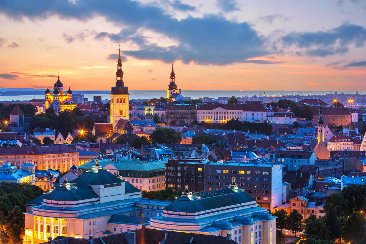 Tallinn à la nuit tombée.