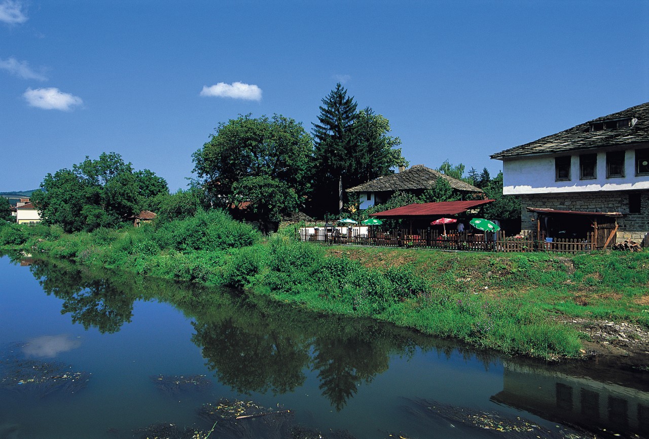 Habitations au bord de la rivière.