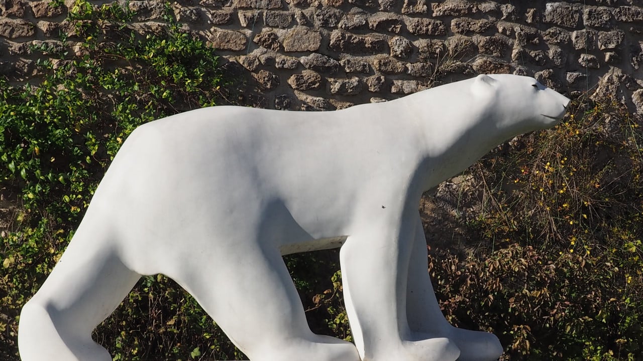 Entrée de Saulieu avec l'Ours Pompon.