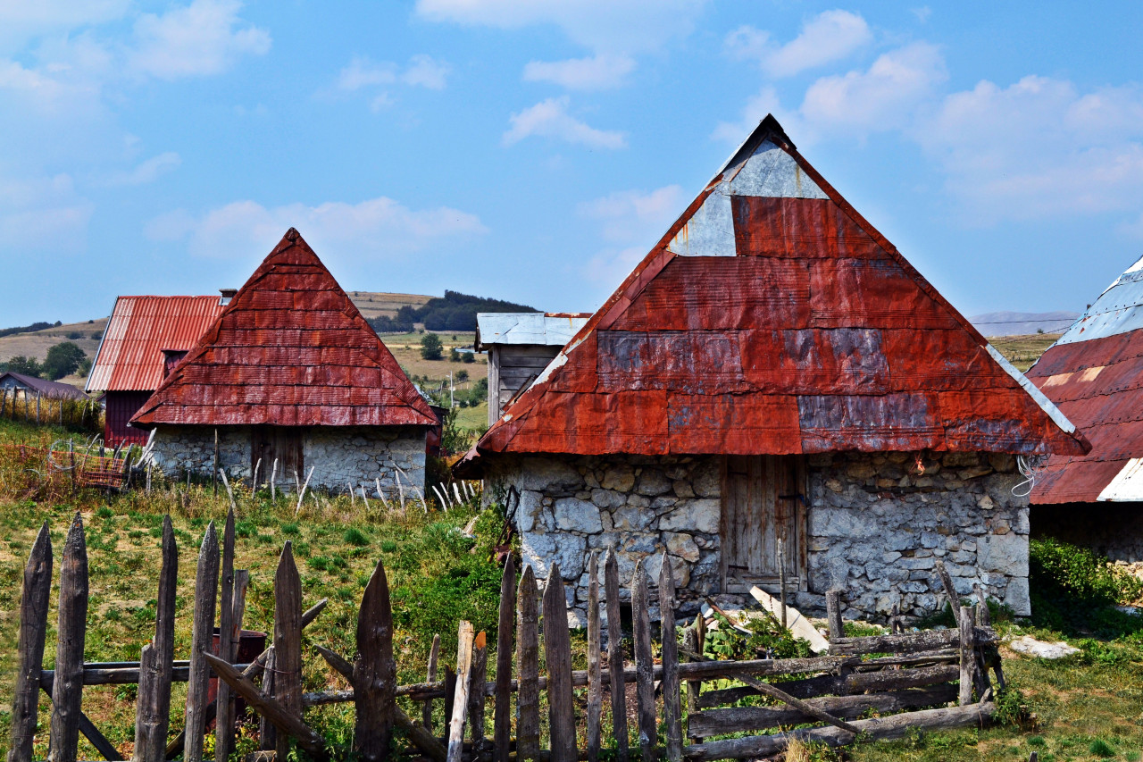 Anciennes habitations à Lukomir.