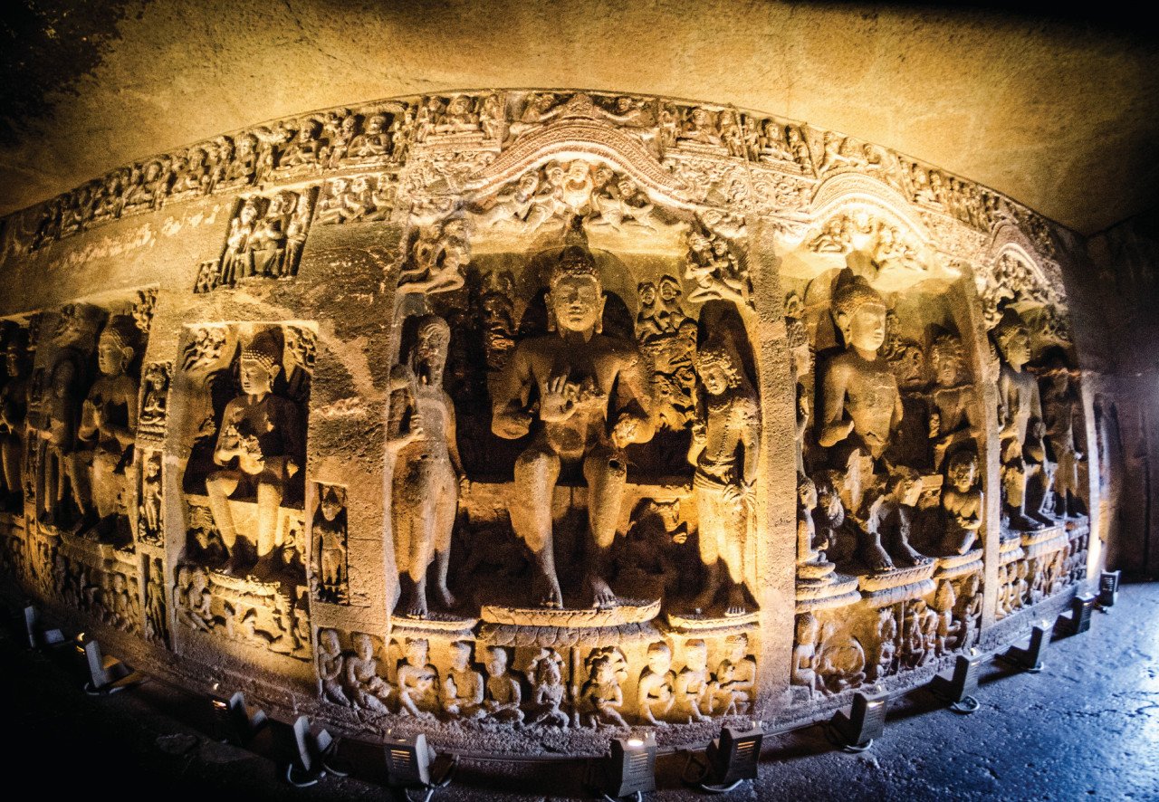 <p>A l'intérieur des grottes boudhistes d'Ajanta.</p>