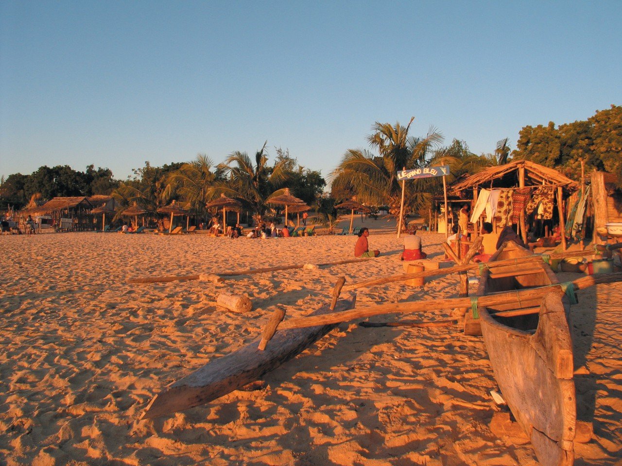 Belle plage de Mangily au coucher du soleil