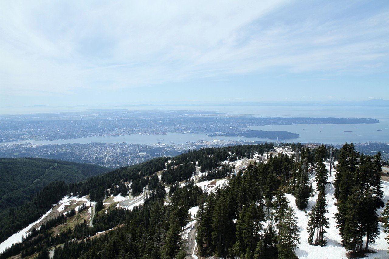 Vue sur Grouse Mountain et Vancouver depuis l'éolienne Eye of the Wind.