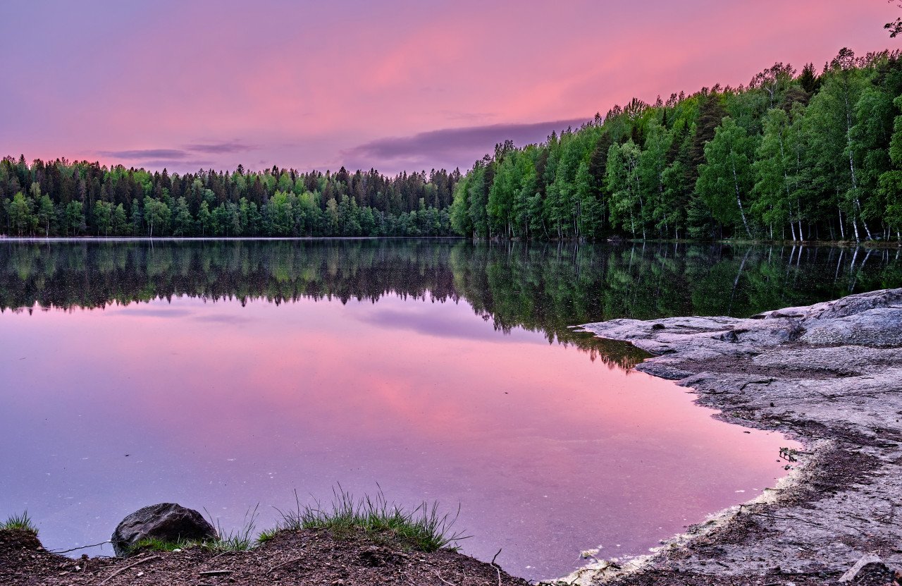 Coucher de soleil estival sur un lac près de Tampere.