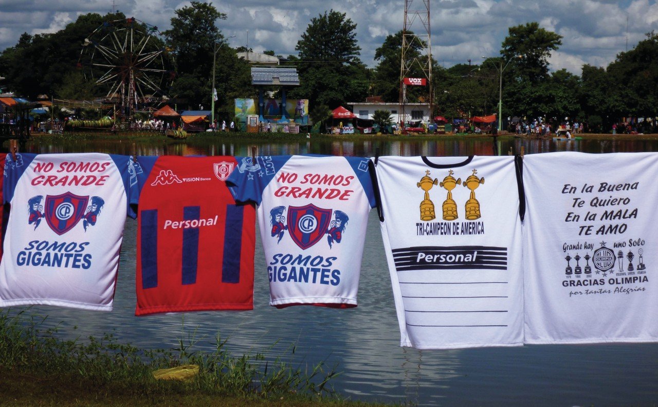 Vente de maillots de divers clubs de foot à Ità.