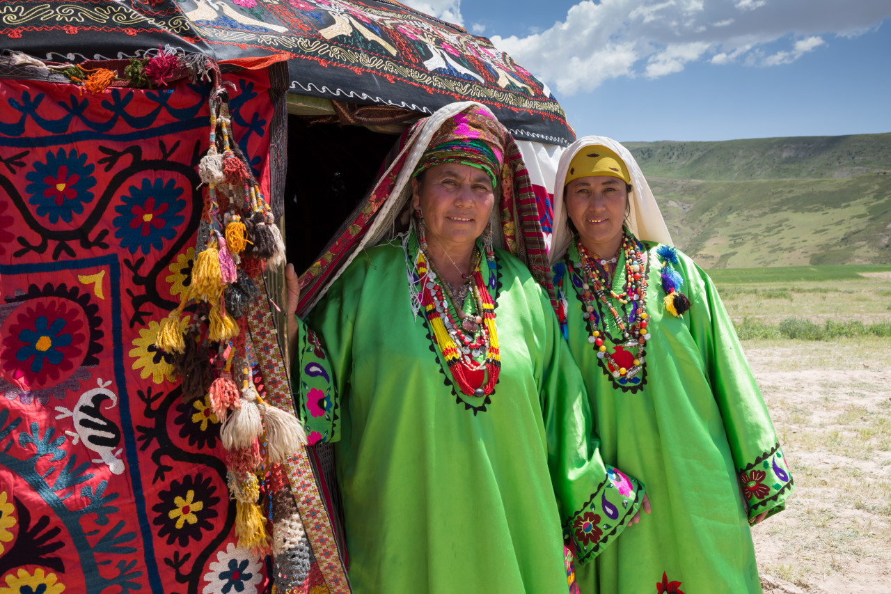 Femmes de la région de Sourkhan Daria en costumes traditionnels