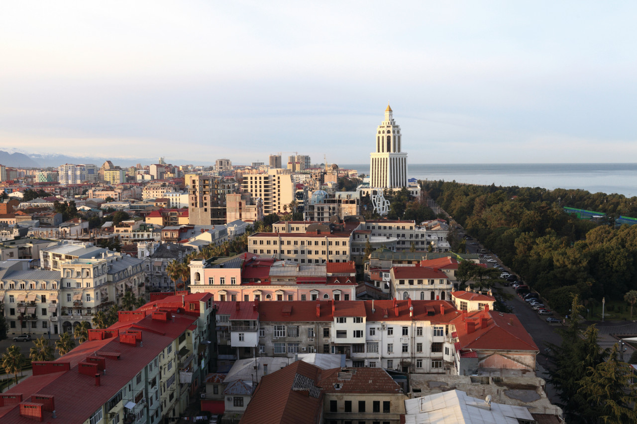 Vue sur la ville de Batoumi, qui borde la Mer Noire.