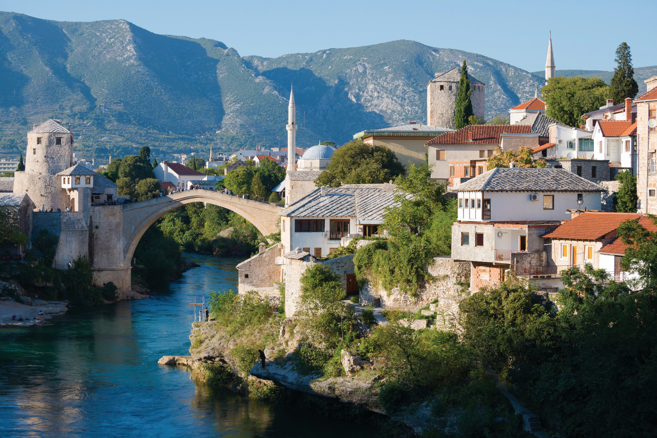 La Neretva et le quartier du Vieux Pont (Stari Most), à Mostar.