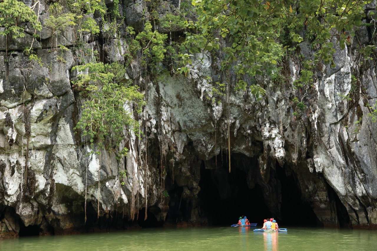 Entrée dans la rivière souterraine de Sabang.