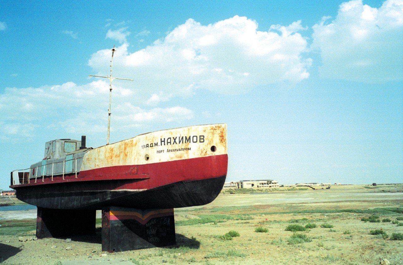 Ancien port avec les bateaux échoués.