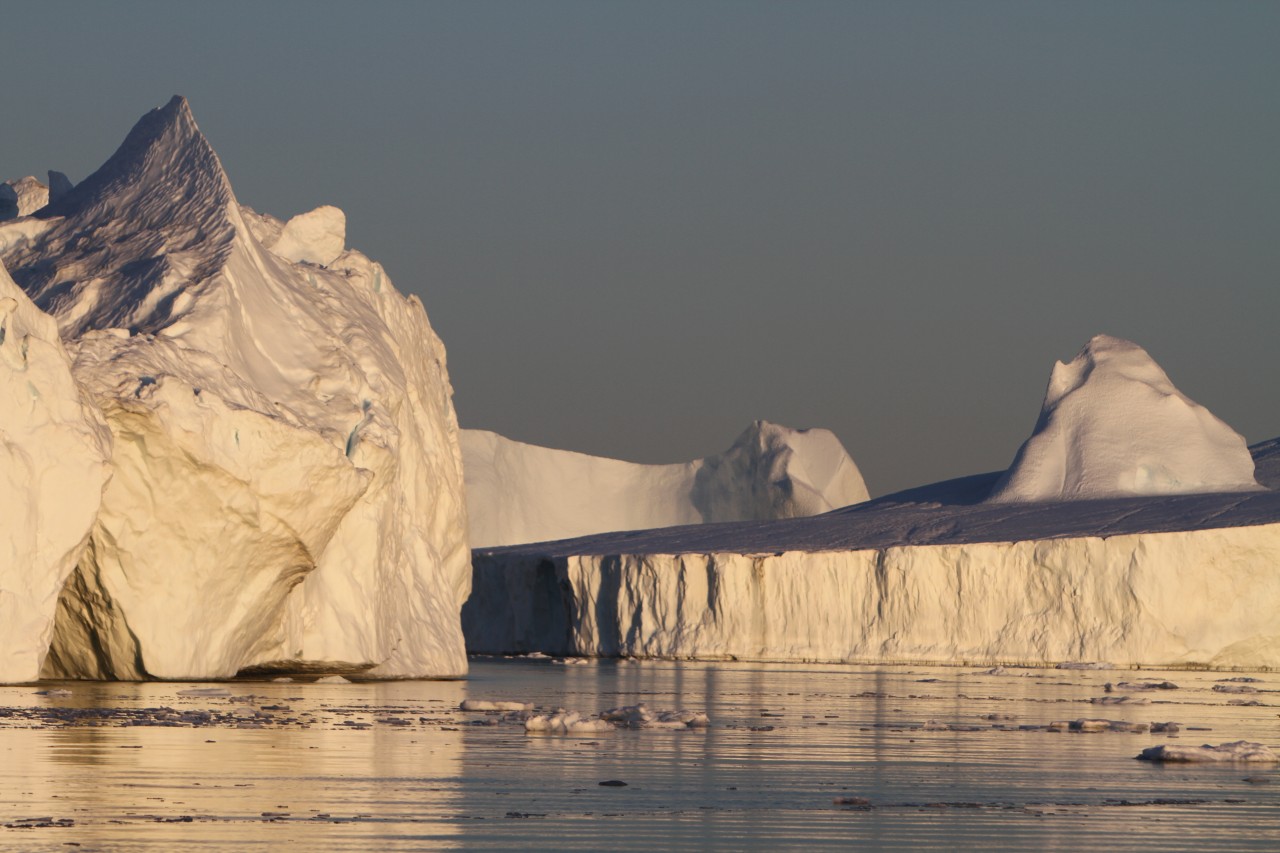 Les icebergs ont des formes très diverses qui évoluent au fil de leur fonte.