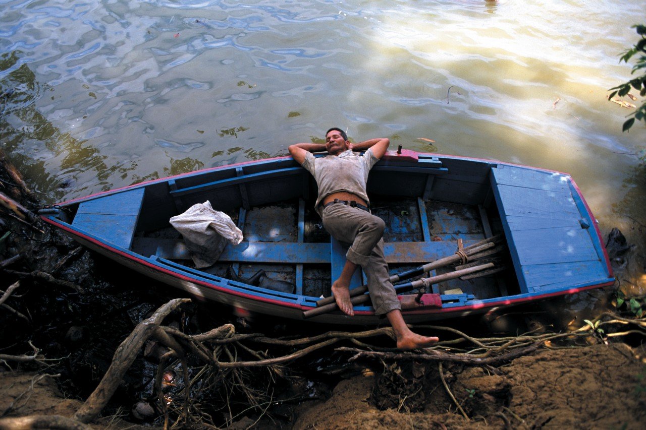 Détente sur une barque avant de reprendre l'eau.