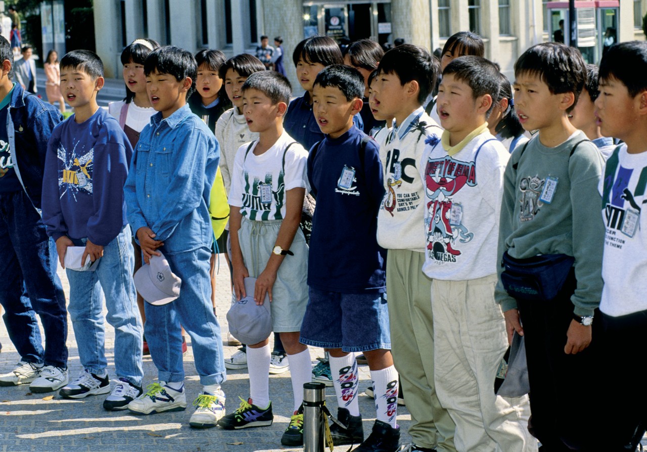 Ecoliers chantant pour les morts et les <i>hibakusha</i> (irradiés) d'Hiroshima.