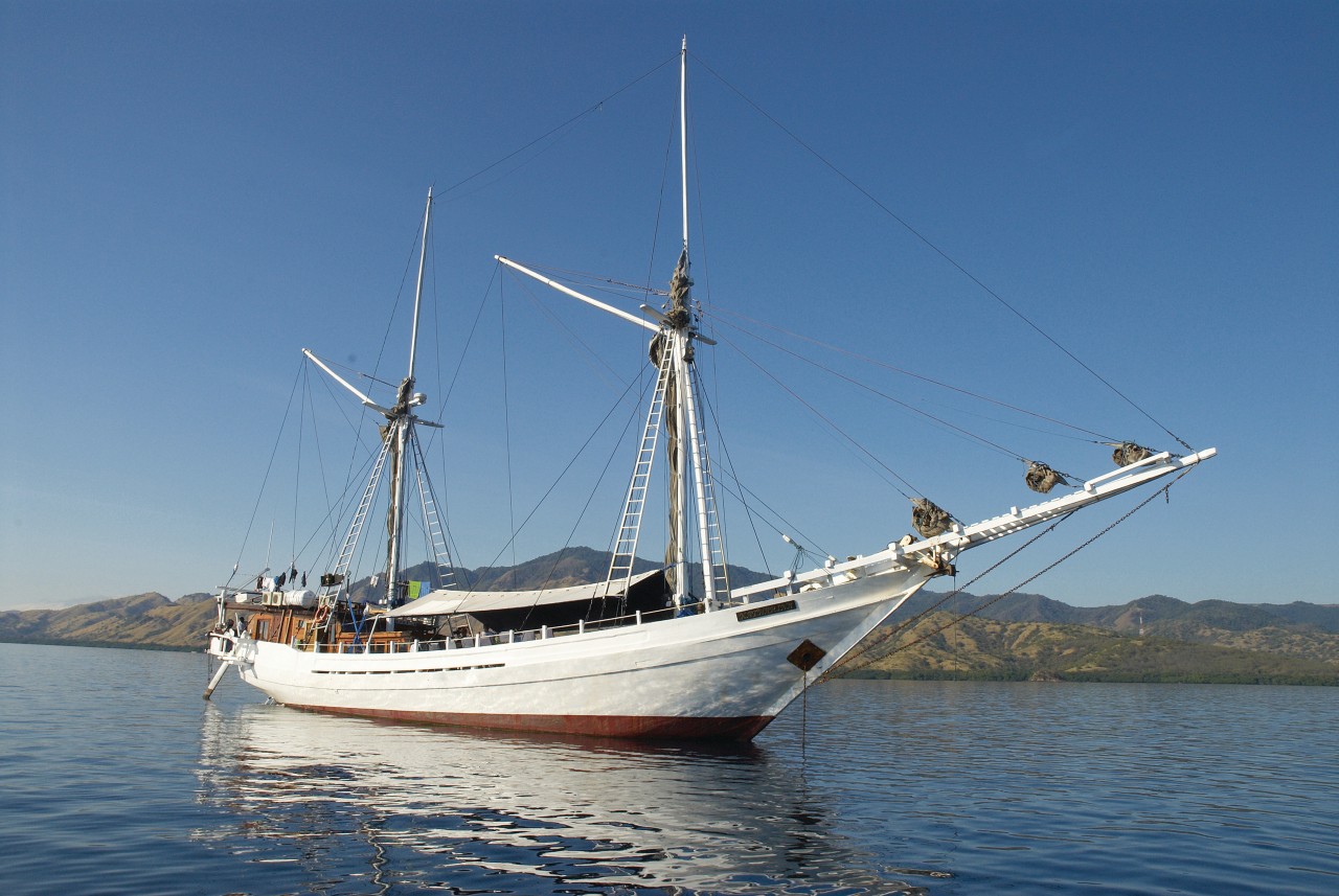 Bateau de plaisance naviguant dans l'archipel de Pulau Tujuhbelas.