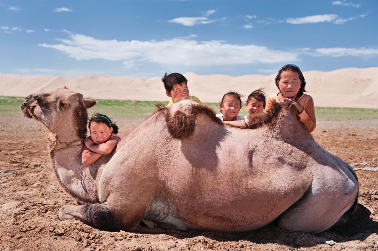 Jeunes enfants mongoles et leur chameau.