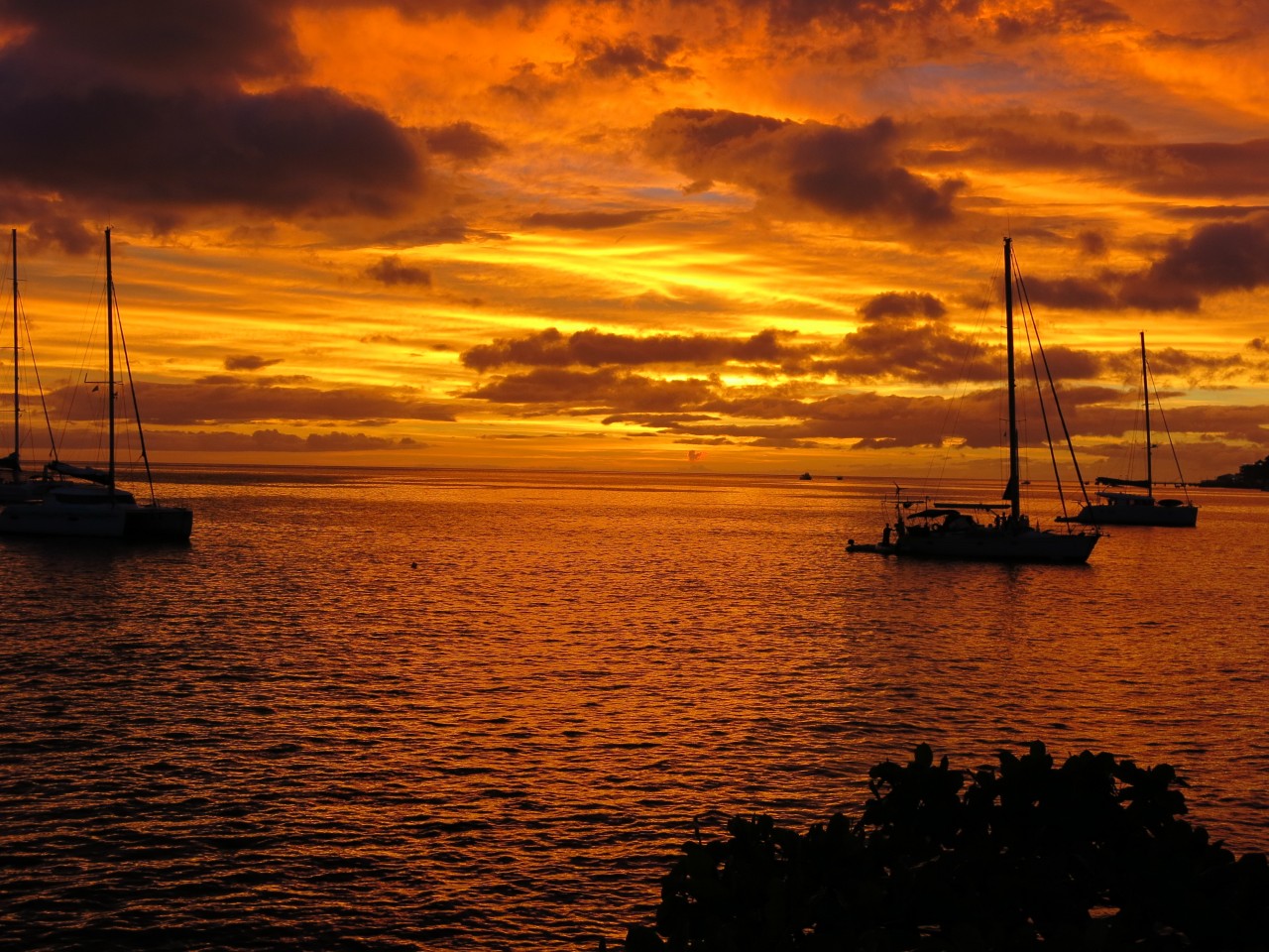 Coucher de Soleil sur la baie de Roseau.