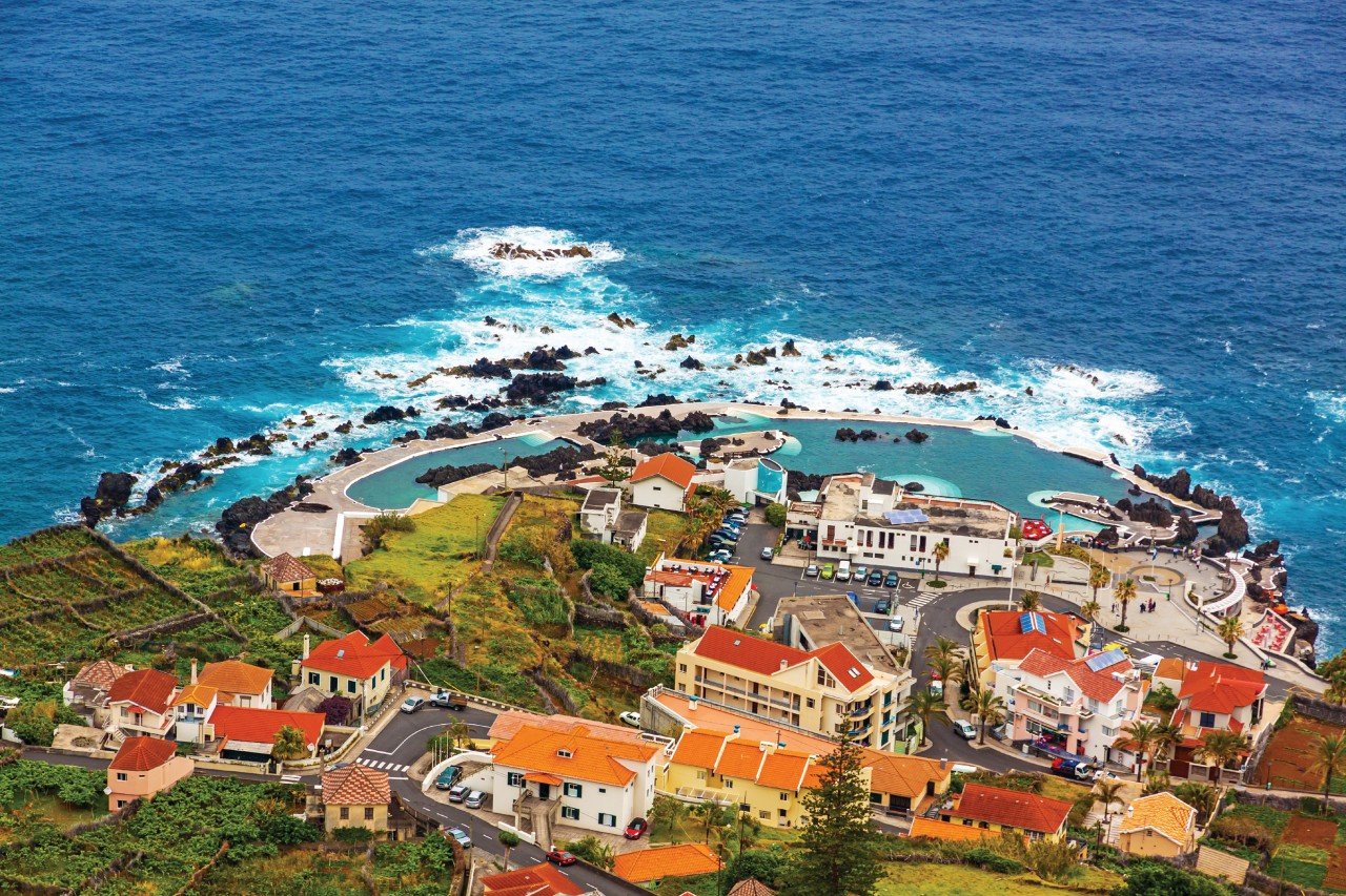 Vue sur Porto Moniz et ses piscines naturelles.