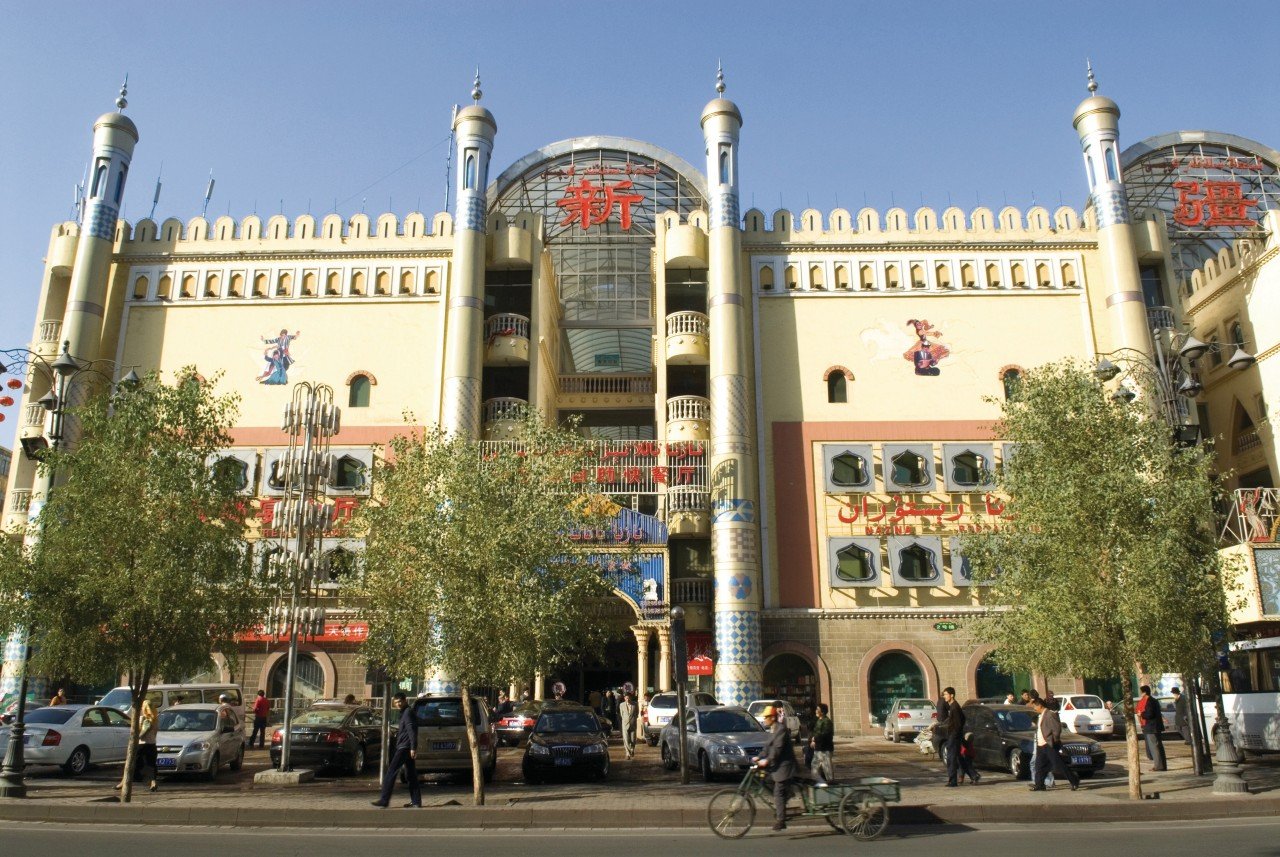 Façade d'un centre commercial d'Urumqi.