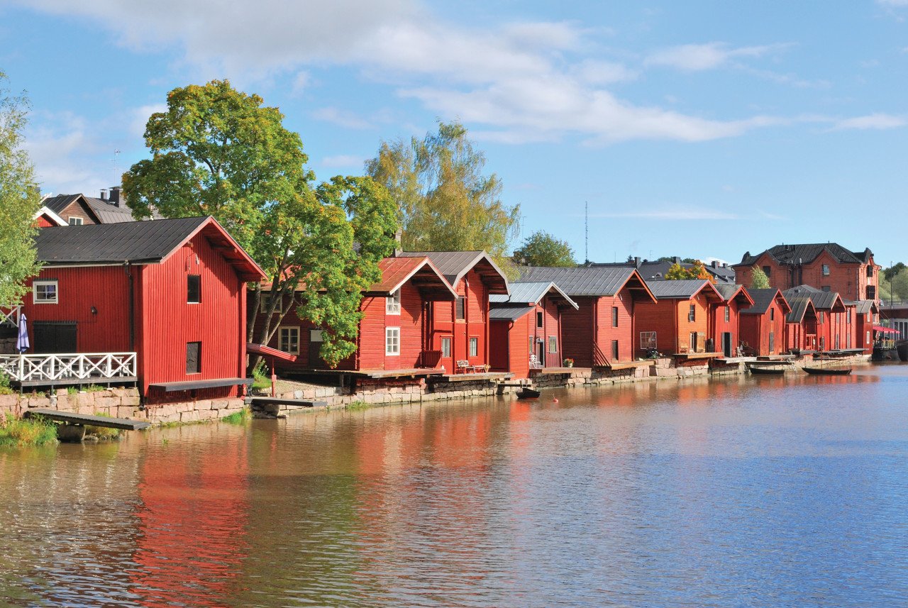 Les jolies maisons en bois colorées sur la rive de Porvoo.